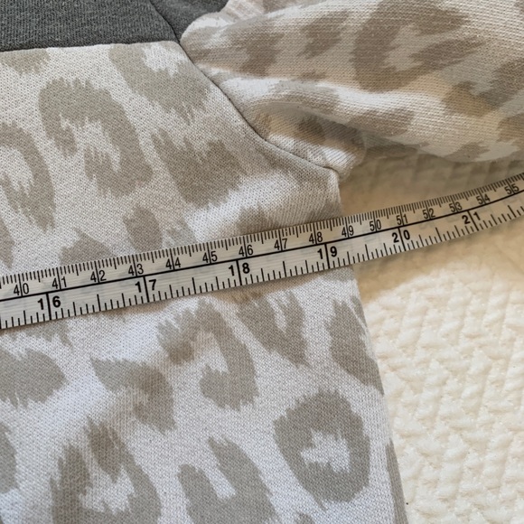 Victoria's Secret PINK Sweatshirt w/Cheetah Print - Picture 7 of 8